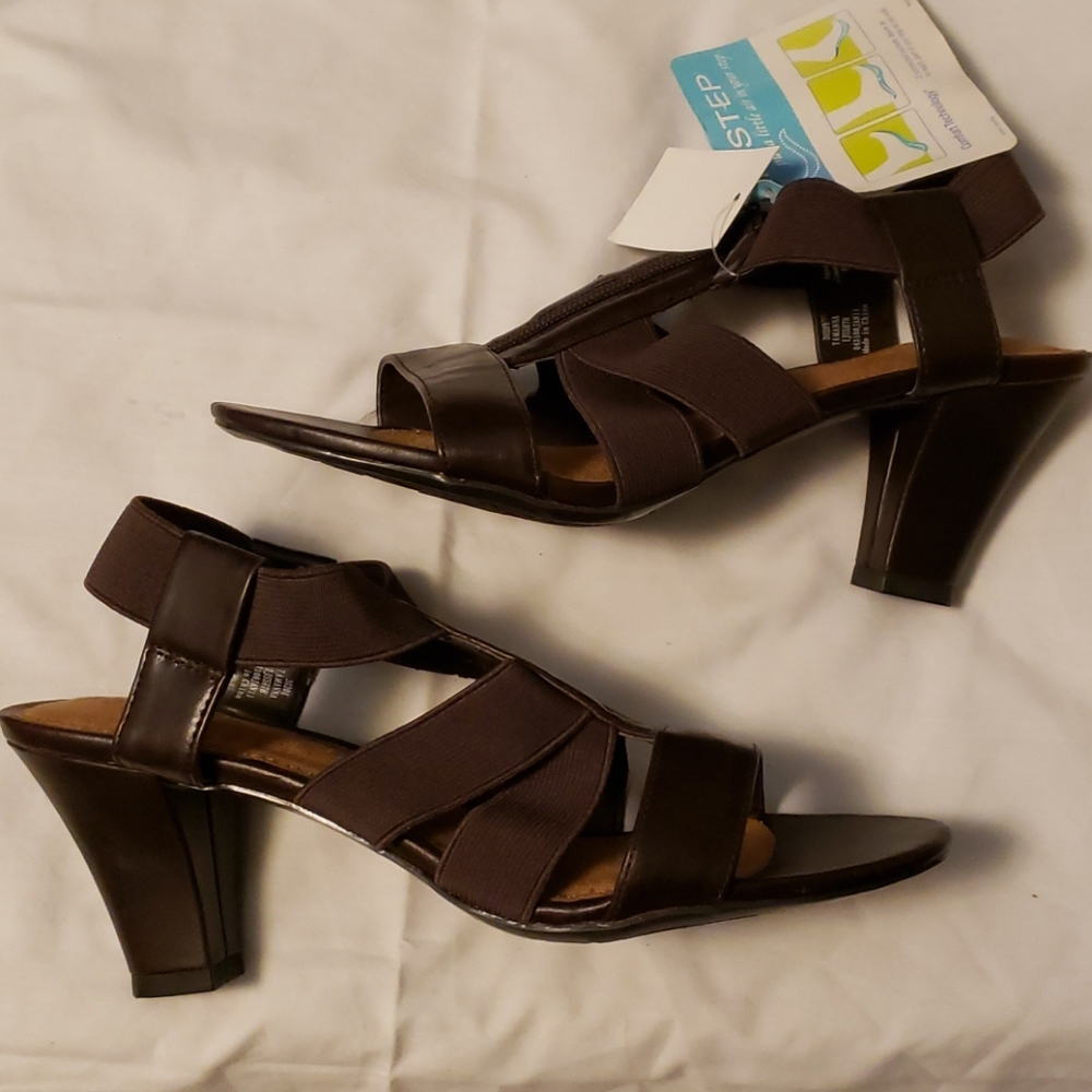 NWT Airstep Strappy Zippered Sandals - size 8